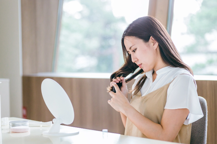 悩んでいる女性